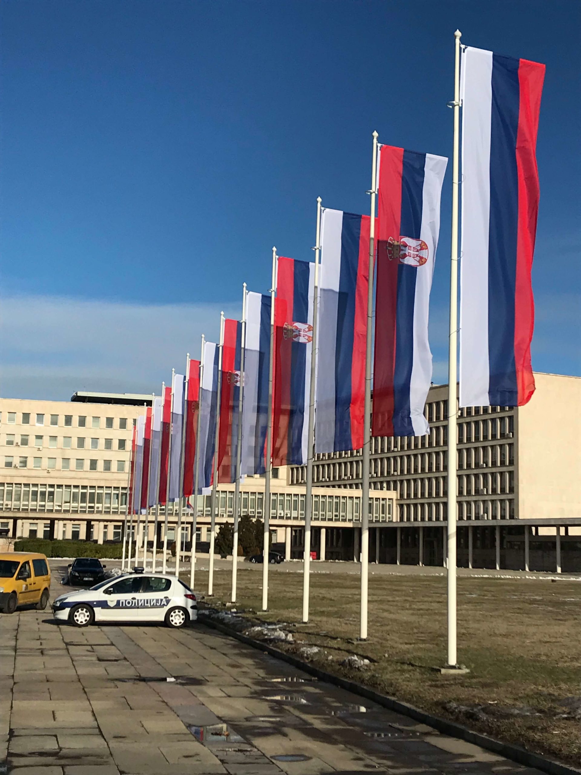 Srpske jarbolske zastave ispred palate Srbija