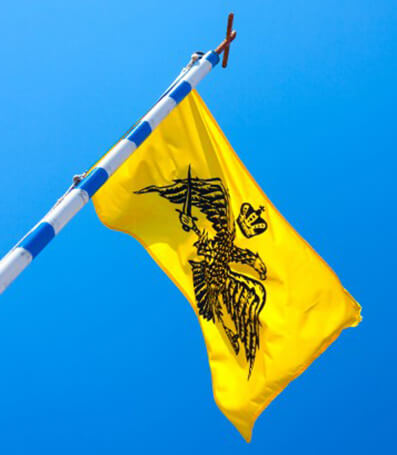 Žuta crkvena zastava na jarbolu