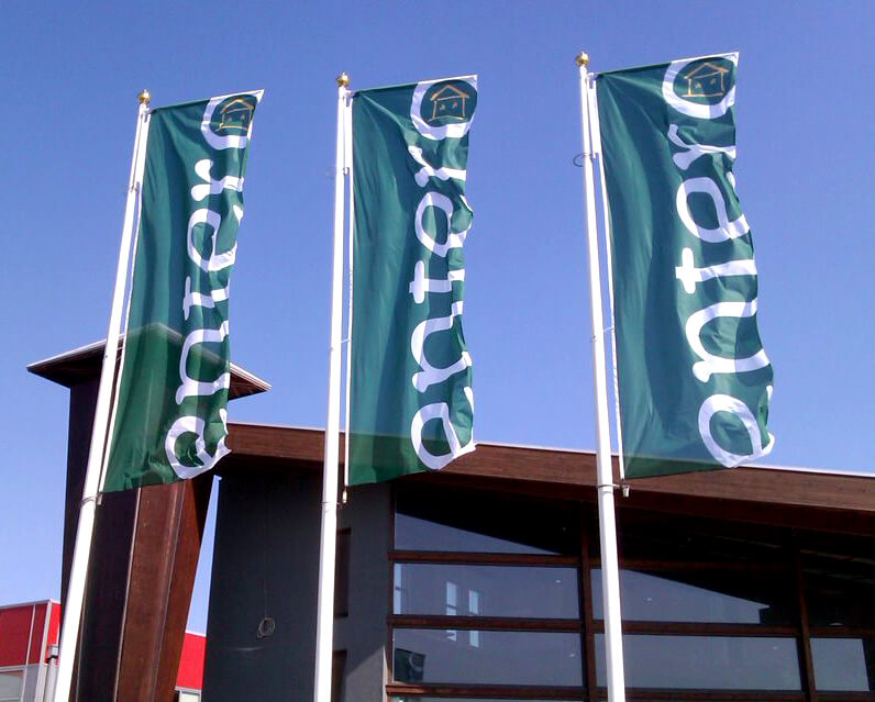 Primer jarbolske zastave ispred kompanije